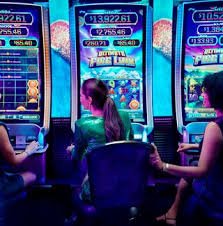 Pengguna dewasa membaca event rummy terbaru
